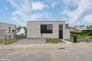 <span><span>HOOGWAARDIG AFGEWERKTE NIEUWBOUWWONING MET DRIE SLAAPKAMERS EN TUIN (INCLUSIEF TUINONDERHOUD) TE RIEMST</span></span><br /><br />Deze nieuwbouwwoning vinden we terug aan Int Boelarvelt 13 te Zichen-Zussen-Bolder, een deelgemeente van Riemst. Dankzij de ligging in een doodlopende straat geniet de woning van veel rust en beperkte verkeersdrukte. Alle nodige faciliteiten zijn in de nabije omgeving gelegen, net zoals het op- en afrittencomplex van de autostrade waardoor omliggende dorpen en stede vlot bereikbaar zijn.<br /><br />De woning is afgewerkt met hoogwaardige materialen en is voorzien van alle comfort, zo zijn er 10 zonnepanelen, een regenwaterput van 5000 liter waarop de toiletten en de buitenkraan zijn aangesloten, een alarminstallatie, 1 laadpaal, verlichting en een warmtepomp.<br /><br />De indeling van de woning is als volgt:<br />GELIJKVLOERSE VERDIEPING:<br />- Inkomhal.<br /><br />VERDIEPING -1:<br />- Lichtrijke woonkamer met open keuken. De keuken is voorzien van een inbouwkoelkast, inductiekookplaat met afzuigkap, oven, microgolfoven en een vaatwasser.<br />- Ruime berging met aansluiting voor het wasmachine.<br />- Toilet.<br /><br />VERDIEPING +1:<br />- Nachthal.<br />- 3 slaapkamers.<br />- Badkamer. De badkamer is voorzien van een dubbele lavabo en een inloopdouche.<br /> - Toilet.<br /><br />De woning is voorzien van twee parkeerplaatsen en een ruime omheinde tuin met terras en een buitenberging.<br /><br />De huurprijs bedraagt € 1.375,00 + € 225,00 vaste kosten per maand.<br />In de vaste maandelijkse kosten zitten volgende zaken inbegrepen: onderhoud warmtepomp, onderhoud regenwatersysteem + vervangen van de filters, onderhoud ventilatie + vervangen van de filters, onderhoud buiten (snoeien haag en perken, verwijderen grof onkruid, gebruik robotmaaier inclusief het onderhoud van de robotmaaier).<br /><br /><span>Wilt u graag een bezichtiging inplannen voor deze prachtige nieuwbouwwoning? Contacteer ons dan vrijblijvend via info@matisimmo.be. </span>