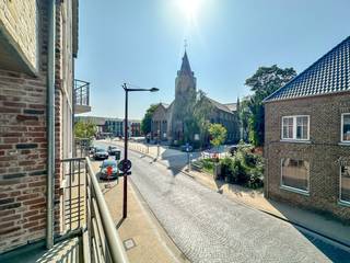 Op de 1e verdieping van de stijlvolle Residentie Capri, hartje Eernegem, bevindt zich dit instapklare 1-slaapkamer appartement. Het appartement met gezellig terras biedt uitzicht op de Markt en de kerk van Eernegem met vlakbij winkels, parking en openbaar vervoer.<br />Indeling: lichtrijke leefruimte met ingerichte open keuken, de leefruimte geeft toegang tot het terras, nachthal met toegang tot de berging, badkamer met douche en toilet, 1 slaapkamer. <br />Het gebouw beschikt over een lift en een gemeenschappelijke fietsenberging. Het appartement heeft centrale verwarming aardgas en is met EPC A energiezuinig.
