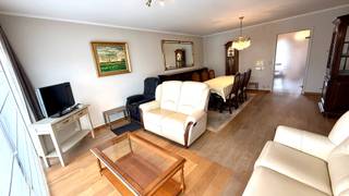 Op zoek naar een comfortabel appartement met een uitstekende ligging in het hart van Deinze? Dan is dit ruime en instapklare appartement op de derde verdieping beslist een bezoek waard.<br /><br />Bij het binnenkomen wordt u verwelkomd in een ruime inkomhal die toegang biedt tot een lichtrijke leefruimte met parketvloer en een aangenaam zicht op de Markt. De moderne, uitgeruste keuken sluit aan op een praktische berging met aansluiting voor wasmachine.<br /><br />Verder beschikt het appartement over twee volwaardige slaapkamers, een moderne praktische badkamer met dubbel lavabomeubel en ruime douche, evenals een afzonderlijk gastentoilet.<br /><br />Buiten geniet u van twee terrassen waarvan een zonnig terras aan de voorzijde met zicht op de Markt en een tweede terras aan de achterzijde, bereikbaar vanuit beide slaapkamers, voorzien van een handige terrasberging.<br /><br />Extra troeven zijn de privatieve kelderberging en de privatieve garagebox, beide inbegrepen in de vraagprijs.<br /><br />Daarnaast zorgen elektrisch bedienbare zonnescreens aan alle ramen en een zonneluifel voor extra wooncomfort.<br /><br />Het gebouw beschikt over een collectieve aardgasverwarming met recent vernieuwde, energiezuinige installatie, wat bijdraagt aan een aangename en efficiënte verwarming van het appartement en collectief stadwater.<br /><br />Een ruim, lichtrijk appartement met alle comfort, twee terrassen en een garagebox op een absolute toplocatie in het centrum van Deinze.<br /><br />Interesse? Contacteer ons vandaag nog voor een bezoek en ontdek zelf de troeven van dit aantrekkelijke appartement.