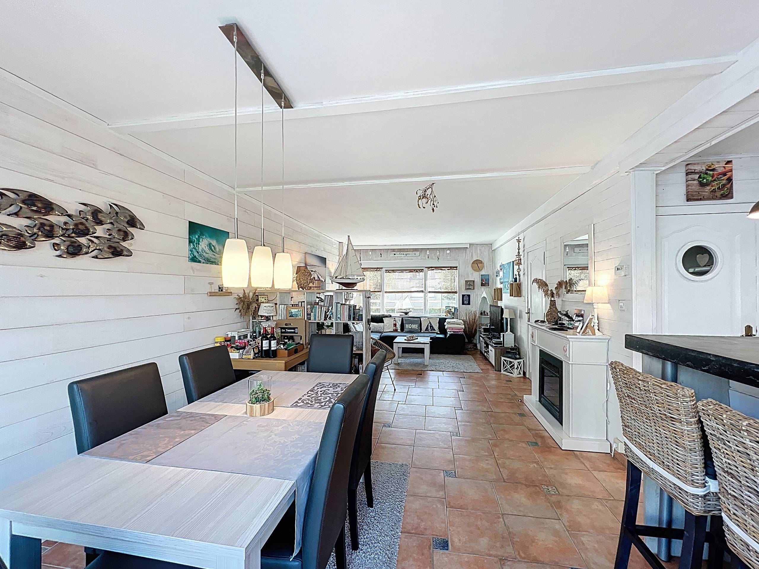 Ruime vernieuwde woning met 5 slaapkamers en uitzonderlijke open zichten op het natuurreservaat en de zee. - foto 2