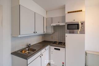 Knappe, bemeubelde studio te huur op jaarbasis, op wandelafstand van strand en zee.<br />De studio beschikt over een open keuken, zonneterras, kelder,...<br />Vlakbij het openbaar vervoer, grootwarenhuis, restaurant, bakker en slager gelegen. <br />Deze woonst beschikt over al wat nodig is om van uw verblijf aan zee een knusse stek te maken.<br />50 EUR syndicuskosten per maand.<br />EPC = 382