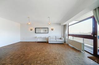 Contact et visites : Mattia Di Pisa – 0484 64 96 68 mattia.dipisa@weinvest.be  Appartement 3 chambres avec balcons et garage à Charleroi  Situé Boulevard Solvay 15, boîte 4/C à Charleroi (6000), cet appartement d’environ 115 m² dispose de trois chambres, de deux balcons et d’un garage intérieur.  Il se compose d’un espace de vie, d’une cuisine entièrement équipée, de trois chambres et d’une salle de douche. Deux chambres disposent chacune d’une douche et d’un évier privatifs.  La configuration de l’appartement permet également d’envisager l’aménagement d’une quatrième chambre, sous réserve de faisabilité.  Le bien bénéficie d’un chauffage central au gaz, de châssis en double vitrage et d’une installation électrique conforme.  Informations techniques :  Superficie d’environ 115 m²  3 chambres  2 chambres avec douche et évier privatifs  1 salle de douche supplémentaire  Possibilité d’aménager une 4ᵉ chambre  Cuisine entièrement équipée  2 balcons  Garage intérieur  Chauffage central au gaz  Châssis double vitrage  Installation électrique conforme  PEB : C  Charges communes : 236 €/mois, comprenant l’eau, le gaz, les charges communes et les frais de copropriété  Cet appartement conviendra aussi bien à une occupation personnelle qu’à un projet d’investissement, grâce à sa superficie et à la possibilité d’adapter les espaces.  Contact et visites : Mattia Di Pisa – 0484 64 96 68 mattia.dipisa@weinvest.be  Descriptif à titre indicatif et non contractuel, sous réserve d’inexactitudes.