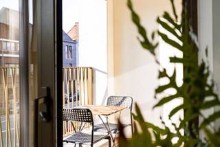 <p>Dit moderne appartement in Highway Residence werd in oktober 2023 opgeleverd en is sindsdien bewoond door de eerste eigenaar. Omdat het vandaag als bestaande woning wordt verkocht, betaalt u geen 21% btw, maar registratierechten. Het tarief van 2% is mogelijk indien u aan de wettelijke voorwaarden voldoet.<br /><br />Highway Residence is een moderne residentie met een harmonieuze combinatie van baksteenarchitectuur en bronskleurig schrijnwerk. U woont er rustig en groen, met winkels en scholen vlakbij. Dankzij de vlotte aansluiting op de R4 en E17 bent u snel onderweg. Ook het openbaar vervoer is gemakkelijk bereikbaar.<br /><br />Het appartement ligt op de eerste verdieping en is stijlvol afgewerkt met parket en vloerverwarming. Via de inkomhal met plaats voor een vestiairekast komt u in de ruime, lichtrijke leefruimte met open keuken en toegang tot het terras. Verder zijn er een praktische berging met aansluitingen voor wasmachine en droogkast, een moderne badkamer, een lichtrijke slaapkamer met toegang tot het terras en een apart toilet met wastafel.<br /><br />Met EPC-label A is dit een energiezuinige woning, onder andere dankzij de lucht-waterwarmtepomp, zonnepanelen en individuele ventilatie (systeem D). De residentie beschikt bovendien over een regenwaterput.<br /><br />De bewoners genieten van een aangelegde gemeenschappelijke tuin, polyvalente ruimte en afgesloten fietsenberging met groendak.</p>