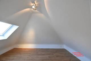 Deze charmante woning in het hart van Brugge biedt een perfect combinatie van comfort en ligging. Met twee ruime slaapkamers is dit een ideale woning.<br />De praktische indeling zorgt voor een aangename leefruimte waar natuurlijk licht volop binnenvalt.<br /><br />De woning beschikt over één moderne badkamer, voorzien van alle nodige comfort en afwerking. Dankzij de efficiënte benutting van de ruimte is er voldoende bergruimte, wat bijdraagt aan het rustige karakter van het interieur. De zorgvuldig gekozen materialen en afwerking geven de woning een eigentijdse uitstraling.<br /><br />De woning beschikt over een gezellige stadskoer waarop u in alle rust kan genieten. Dit maakt het plaatje compleet voor wie wil genieten van het stadsleven met een stukje privé buiten. <br />Dankzij de centrale ligging in Brugge zijn voorzieningen, scholen en openbaar vervoer gemakkelijk bereikbaar.