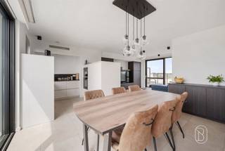 <p>Recente, <strong>instapklare penthouse</strong> op <strong>centrale ligging</strong>, voorzien van <strong>2 uitzonderlijk ruime terrassen</strong> (voor- en achterzijde).<br />Indeling: bestaande uit inkom, lichtrijke leef-en zitruimte, open keuken, 2 ruime slaapkamers voorzien van ingemaakte kasten, badkamer met dubbele wastafel, douche en toilet, gastentoilet in de gang. <br />Eveneens is er een berging/wasplaats met voorzieningen voor wasmachine, droogkast en extra bergruimte.<br /><br />Deze penthouse van <strong>2020</strong> is tot <strong>in de puntjes afgewerkt</strong>, voorzien van domotica met automatische schuiframen naar de beide terrassen, <strong>elektrische screens en gordijnen</strong>, functionele en stijlvolle verlichting.<br />Zowel aan de voorzijde als de achterzijde bevindt zich een uitzonderlijk ruim terras zodat u de hele dag kan genieten van <strong>zon en lichtinval.</strong><br />Het terras aan de voorzijde is bovendien ook voorzien van een extra buitenberging.<br />Deze penthouse is ook <strong>uitermate geschikt voor een publiek met beperkte mobiliteit</strong>, gezien deze ook <strong>rolstoeltoegankelijk</strong> is.<br />2 private parkeerplaatsen zijn optioneel bij te kopen (25.000€/stuk)<br />De volledige penthouse is voorzien van vloerverwarming en heeft een uiterst gunstig energieverbruik.<br /><br />Mis deze <strong>buitenkans</strong> niet, neem vandaag nog contact om een bezoek in te plannen en laat u verrassen door dit stijlvol ingerichte appartement op een topligging!</p>