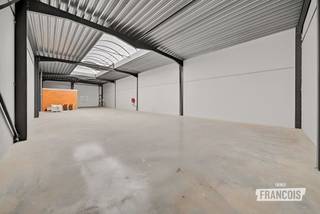 Kwalitatieve nieuwbouwloodsen met parking in Ichtegem.<br /><br />De loodsen zijn ideaal voor opslag, atelier, showroom of ambachtelijke activiteiten. Elke loods is een ideale combinatie van ruimte, veiligheid en comfort en is geschikt voor niet-hinderlijke bedrijven, kleine en middelgrote ondernemingen.<br /><br />Oppervlakte : <br /><br /><ul><li>Loods 1 = 216.16m² en parkeerplaats 9 <br /><br /></li><li>Loods 2 = 195,83m² en parkeerplaats 10<br /><br />Mogelijkheden:<br /><br /></li><li>Geschikt voor professionele doeleinden<br /><br /></li><li>Kwalitatieve afwerking en praktische indeling <br /><br /></li><li>Interessant als investering<br /><br /></li><li>Inclusief 1 parkeerplaats<br /><br /></li><li>Geen WVI grond<br /><br /></li><li>Duurzaam groendak<br /><br />Interesse? Neem zeker contact met ons op!</li></ul>