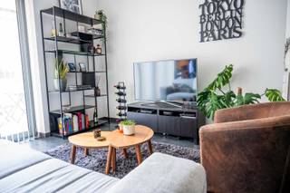 Bent u op zoek naar een woning met karakter, rust en een uitstekende ligging?<br />Dit instapklare gelijkvloerse appartement (70m²) combineert een unieke industriële loft-vibe met modern comfort. Gelegen in een rustige achterbouw, geniet u hier van de troeven van het Eilandje en de koekenstad zonder de bijhorende geluidshinder.<br /><br />Dankzij de hoge plafonds en de open indeling geniet u van een uitzonderlijk ruimtegevoel. Het appartement werd in 2009 volledig gerenoveerd en in 2017 nogmaals voorzien van een nieuwe badkamer en een moderne keuken. De keuken is ideaal voor elke hobbykok: uitgerust met een grote oven, handige apothekerskast, vaatwasser en alle moderne gemakken.<br /><br />Troeven die het verschil maken:<br />- RUST &amp; BUITENRUIMTE: Gelegen in de achterbouw (geen straatlawaai) met een terras dat over de volledige diepte van het appartement loopt.<br />- TECHNIEKEN: Gunstig EPC C, ventilatiesysteem D en een recent geplaatste Vaillant condensatieketel met slimme thermostaat.<br />- LAGE KOSTEN: Uiterst zeldzame gemeenschappelijke kosten van slechts €60 per jaar.<br />- EXTRA OPBERGRUIMTE: Een eigen droge kelderruimte en een praktische berging in het appartement voor wasmachine en droogkast.<br />- TOPLOCATIE: Met een Mobiscore van 9,3 bevindt u zich op wandelafstand van de jachthaven, horeca en het historisch centrum. <br /><br />Vraagprijs: €285.000. Alle attesten zijn aanwezig en conform. Contacteer ons en dan zoeken we samen een geschikt moment voor een bezoek!