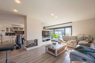 Strategisch gelegen woning met loods te Wingene. Deze eigendom biedt een unieke combinatie van residentieel comfort en professionele doeleinden...