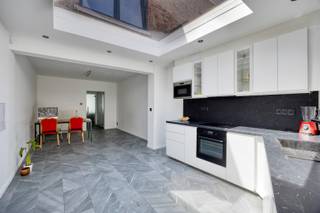 Op zoek naar een ruime gezinswoning of een interessante investering? Deze volledig gerenoveerde woning van a tot z (2024) combineert ruimte, comfort en een uitstekende ligging in Tienen.<br /><br />De woning beschikt over een bewoonbare oppervlakte van 161 m² en omvat 4 volwaardige slaapkamers, een volledig afgewerkte zolder die perfect kan dienen als bureau, hobbykamer of extra leefruimte, 2 badkamers (met bad en douche) en 3 toiletten. Daarnaast is de woning deels onderkelderd en beschikt ze over een praktische achteruitgang naar de Pastorijstraat.<br /><br />Dankzij de renovatie in 2024 is de woning volledig instapklaar. Het EPC bedraagt 329 (label D), waardoor er geen renovatieplicht geldt. De elektriciteit is conform; de eigenaar zorgt nog voor de ontbrekende schema’s.<br /><br />Een extra troef: de woning is momenteel verhuurd aan € 1.311 per maand, waardoor ze ook een interessante opportuniteit vormt voor investeerders.<br /><br />De locatie is zeer goed : nabij winkels, scholen, openbaar vervoer en belangrijke verbindingswegen.<br /><br />Interesse? Plan vandaag nog uw bezoek en ontdek deze veelzijdige eigendom. Contacteer Marie via 0492 64 65 72 of info@ledonimmo.be. Tot gauw ;)