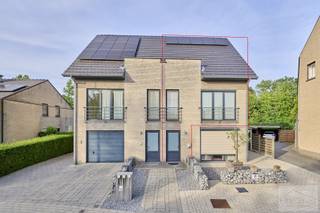 Bent u op zoek naar een ruim appartement met het comfort van een woning? Dan is dit verzorgde triplex appartement in Pelt zeker een bezoek waard!<br /><br />Met een bewoonbare oppervlakte van maar liefst 115 m² biedt dit appartement volop ruimte. Het Appartement beschikt over drie volwaardige slaapkamers, een aangename leefruimte met veel lichtinval en een praktische keuken.<br /><br />Dankzij de slimme indeling over drie verdiepingen geniet u van een gevoel van ruimte en privacy.<br /><br />Gelegen in een rustige omgeving in Pelt, combineert dit appartement een aangename woonomgeving met een vlotte bereikbaarheid van winkels, scholen, openbaar vervoer en andere voorzieningen.<br /><br />Een extra troef is de privatieve garagebox, waardoor u steeds beschikt over een veilige parkeerplaats en extra bergruimte.<br /><br />Troeven:<br />Triplex appartement van 115 m²<br />3 ruime slaapkamers<br />Rustige ligging in Pelt<br />Lichtrijke leefruimte<br />Private garagebox<br />Nabij winkels, scholen en uitvalswegen<br />Ideaal voor gezinnen, starters of investeerders<br /><br />Interesse in dit ruime appartement? Neem gerust contact met ons op voor meer informatie of een bezichtiging.<br /><br />"Wonen met ruimte, rust en comfort op een uitstekende locatie in Pelt."