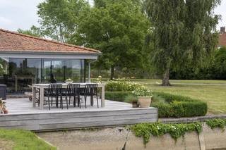 Une vie unique dans la paix rurale : propriété avec vue à 360° et de nombreuses opportunités à StaveleStavele — Alors cette maison individuelle située dans la campagne de Stavele est exactement ce que vous recherchez. Avec une vue imprenable à 360 degrés sur les champs environnants, cette propriété offre une expérience de vie unique. Le terrain comprend une maison prête à emménager, une dépendance polyvalente et un entrepôt à reconstruire.La maison elle-même est la quintessence de l'espace et de la lumière. Les espaces de vie sont le cœur de la maison. Le salon a été ouvert de façon spectaculaire sur les chevrons, créant une sensation d'espace exceptionnelle. Dans la salle à manger, les nombreuses fenêtres offrent un lien constant avec le magnifique jardin et le paysage environnant.Le rez-de-chaussée présente un aménagement pratique avec deux chambres et une salle de bain moderne, entièrement rénovée en 2021. La maison dispose également d'un garage intérieur. À l'étage, il y a trois autres chambres complètes et une deuxième salle de bain, ce qui en fait l'endroit idéal pour une famille.Une vie en plein air dont vous pouvez rêverL'atout absolu de cette propriété est le magnifique jardin qui entoure complètement la maison. Ici, vous pouvez profiter de la paix et de la nature en toute intimité, et vous pouvez égaler le sentiment de bonheur et de campagne que de nombreuses personnes recherchent. C'est l'endroit idéal pour se détendre après une journée bien remplie.Des possibilités infiniesEn plus d'une maison confortable, cette propriété offre une gamme d'options :Annexe : Une dépendance attenante, actuellement utilisée comme débarras, peut être parfaitement transformée en un charmant B&amp;B, un bureau libéral, un espace polyvalent pour les loisirs ou un studio spacieux.Nouvel entrepôt : Il y a un entrepôt délabré sur le site qui peut être reconstruit. Cela offre l'opportunité unique de créer un nouvel espace substantiel qui peut être entièrement rempli selon vos propres souhaits.Prêt à emménager avec du potentielCette maison est prête à emménager grâce à de récentes innovations, notamment les toits en 2015 et la salle de bain du rez-de-chaussée en 2021. Bien entendu, le bâtiment offre encore une grande liberté pour le décorer et le personnaliser selon vos goûts et vos souhaits.Profitez de cette opportunité rare pour acquérir une propriété avec un emplacement unique, beaucoup d'espace et un avenir plein de possibilités. Contactez-nous pour plus d'informations ou pour une visite sur place.