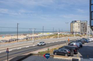 Ontdek dit instapklare en uitstekend onderhouden appartement, gelegen op de eerste verdieping van de residentie Hydro Palace. Hier geniet u elke dag van de rust van de Noordzee, en een uniek vakantiegevoel, het hele jaar door. Oorspronkelijk ingedeeld als een één slaapkamerappartement, werd de tussenmuur verwijderd, waardoor een ruime, lichtrijke leefruimte met slaaphoek is ontstaan met een aangenaam zijdelings zeezicht. Wenst u opnieuw een aparte slaapkamer? Dan kan dit eenvoudig worden hersteld. De gezellige leefruimte sluit aan op de open keuken, wat zorgt voor een aangename en open woonbeleving. Het appartement verkeert in uitstekende staat en wordt volledig gemeubeld verkocht. U hoeft enkel uw koffers uit te pakken en meteen te genieten. Dankzij de uitstekende ligging bevindt u zich op wandelafstand van het strand, het openbaar vervoer, winkels en het centrum. Een ideale uitvalsbasis voor wie op zoek is naar een tweede verblijf, een vakantiewoning of een interessante investering aan de Belgische kust.