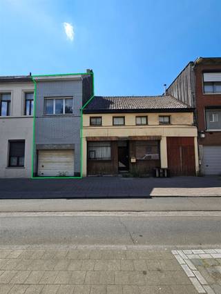 <p><span>VRIJHEIDSTRAAT 71, 2850 BOOM</span></p><p><span>Te renoveren woning met garage en tuin</span></p><p><span> </span></p><p><span>Deze te renoveren woning staat in een enkelrichtingsstraat op wandelafstand (+/- 200 m) van het NMBS station in Boom.</span></p><p><span>De woning kijkt uit op een groene berm van het viaduct van de Nielsestraat.</span></p><p><span>Op enkele minuten wandelen bevindt zich het handelscentrum.</span></p><p><span> </span></p><p><span>De woning op zich is momenteel ingedeeld met kamers en een garage op het gelijkvloers.</span></p><p><span>De woonvertrekken bevinden zich momenteel boven.</span></p><p><span> </span></p><p><span>Om een beeld te geven van de mogelijkheden werd een ontwerpplan opgeladen met een alternatieve indeling.</span></p><p><span>Op dit ontwerp bevinden de woonvertrekken zich op het gelijkvloers en de slaapkamers op Verdieping +1.</span></p><p><span> </span></p><p><span>Deze woning kan eventueel aangekocht worden met naastgelegen woonst (huisnr. 73) en heeft daardoor de mogelijkheid om de tuin oppervlakte te herverdelen.</span></p><p><span> </span></p><p><span>Voor meer info: 03 888 44 01 of via <span>info@immodillen.be</span></span></p><p><span> </span></p><p><span> </span></p>