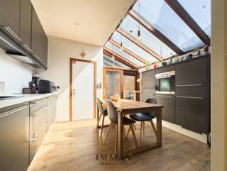 A ready-to-move-in townhouse with 4 full-sized bedrooms in a quiet location in the heart of Bruges!<br /><br />The ground floor comprises: Entrance hall – bright living and dining area – fully fitted kitchen with a light-filled extension serving as a dining room, featuring a skylight – practical storage room with toilet and separate laundry area – terrace offering optimal privacy.<br />First floor: landing - 2 spacious bedrooms, one of which is fitted out as a dressing room &amp; one bedroom with a view of the greenery - bathroom with bath, shower facilities and double washbasin.<br />2nd floor: landing - 2 spacious bedrooms - bathroom with shower, single washbasin and toilet. <br />3rd floor: practical attic space with storage, accessible via a fold-out staircase. <br /><br />Key features: <br />- purchase subject to less than 2% registration fees possible<br />- quiet location in the heart of Bruges<br />- EPC rating C<br />- 4 spacious bedrooms <br /><br />For further information or a no-obligation viewing, please contact Céline on 0476/60 60 23 or email celine@immax.be