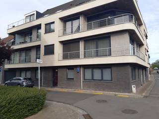 Nabij het station en op wandelafstand van winkels bevindt zich dit gelijkvloerse hoekappartement, waar licht en ruimte optimaal tot hun recht komen.<br /><br />De indeling is als volgt : een aangename leefruimte met aansluitend een eigentijdse keuken. Naast de keuken bevindt zich een praktische, aparte berging.<br />Verder beschikt het appartement over twee volwaardige slaapkamers.<br />De badkamer is uitgerust met een bad en een meubel, en er is een afzonderlijk gastentoilet aanwezig.<br /><br />Vaste kosten: €65 per maand.<br /><br />Kortom, een uitstekende prijs-kwaliteitverhouding!