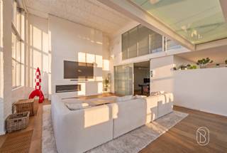 Located in this former wool mill, you’ll find this exceptional 340-square-meter loft, spread over two floors and finished with high-quality materials. A property that excels in space, light, and comfort. Beautiful terrace with a stunning view of the greenery and the landscape of the Flemish Ardennes.The first floor welcomes you with a stylish entry hall, a guest restroom, and an open, fully equipped kitchen with a cooking island. The spacious living area with a library flows seamlessly onto the sunny terrace, ideal for relaxation. This level also features a spacious bedroom with a luxurious bathroom (bathtub, shower, double sink, and toilet), a practical laundry room, and a storage room.On the second floor, you’ll find an impressive landing with a loft, two full-sized bedrooms, and a sauna. The second bathroom is equipped with a shower and double sink.The loft features two underground parking spaces and a spacious basement storage area.This unique residence combines modern finishes (hardwood floors, aluminum window frames, custom-made features, air conditioning, and electric blinds) with an excellent location near amenities, public transportation, and easy access to major roads.An exceptional opportunity for those seeking space, luxury, and character.For sale through Immo Beguin, your real estate expert since 2009. With offices in: Ronse, Waregem, Kortrijk, Lessines, Deinze, Tournai, Mouscron, and Nieuwpoort.✉️ info@immobeguin.be