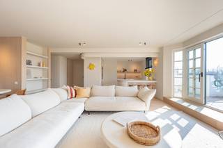 High end appartement de coin situé dans le domaine exclusif Tennis Gardens de 5ha avec piscine intérieure chauffée, à quelques pas de la plage et du Royal Zoute Tennis Club. Composition: hall avec vestiaire et toilette d'invitée. Lumineux, grand séjour ouvrant sur la grande terrasse ouest orientée et jouissant des vues ouvertes sur les jardins. Cuisine entièrement équipée (appareils Miele). Chambre de maître avec dressing, salle de bains (douche, lavabo et toilette) et qui donne sur la grande terrasse ensoleillée. 2ème chambre spacieuse avec salle de douche et accès à la terrasse arrière. 3ème chambre avec salle de douche. Toutes les chambres sont équipées de placards. Possibilité d'acheter d'un double garage avec grand débarras dans la résidence. Local à vélos commun. Concierge. Le domaine dispose d'une piscine intérieure accessible exclusivement aux résidents.