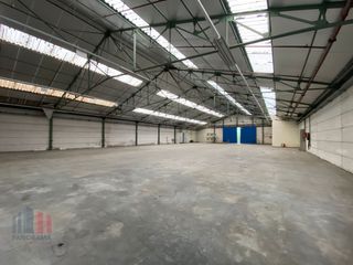 Een magazijnruimte met een oppervlakte van +/- 1.700 m² te huur. Gelegen in een zone voor milieubelastende industrie (industriezone Kwaplasstraat)...