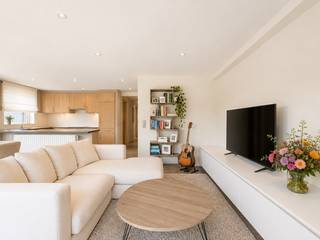 Zeer leuk hoekappartement te Heist-aan-Zee, genietend van een prachtig open zicht uit de woonkamer. Dankzij de hoekligging en de vele raampartijen geniet u van een overvloed aan natuurlijk licht. De mooie open zichten zorgen voor een gevoel van openheid en creëren een aangename sfeer in het appartement. <br /><br />Absolute toplocatie op nog geen 300 meter van het strand (via de vernieuwde voetgangerstunnel recht voor de deur).<br /><br />Indeling: inkomhal, een zeer mooie &amp; huiselijke leefruimte met een open keuken en heerlijke zichten naar buiten. Verder nog een praktische berging, twee slaapkamers en een verzorgde badkamer. De elektriciteit is volledig conform.<br /><br />De grote troeven zijn zonder twijfel de mooie open zichten, het vele licht en de uitstekende ligging vlakbij het strand. Hier woon je elke dag met een vakantiegevoel. Een appartement dat je gezien móét hebben!<br /><br />Meer informatie of een vrijblijvend bezoek?<br />Contacteer Sacha Vanrafelghem op GSM 0487/43.79.10.