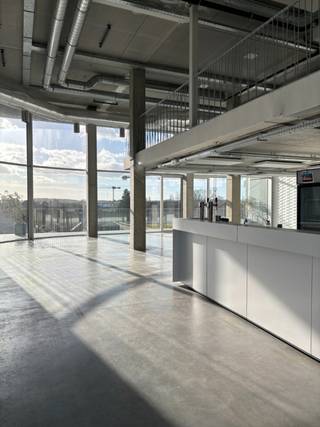 Gemengde ontwikkeling voor winkels, woningen en vrije tijd. Vergunning voor een sportsactiviteitGrote zichtbaarheid, op de hoek van de Dermondestraat...