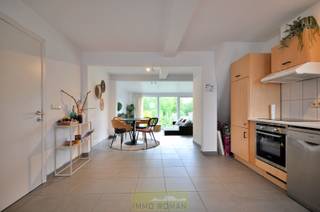 Deze goed onderhouden woning met 3 slaapkamers en tuin treffen we in het centrum van Berchem, deelgemeente van Kluisbergen! Zeer rustig gelegen, met tal van voorzieningen in de buurt en een vlotte bereikbaarheid. <br /><br />De<strong> indeling </strong>van de woning is als volgt:<br />We betreden de woning langs de inkomhal waar er ruimte is voor een kleine vestiaire.<br />Vervolgens beschikt de woning over een ruime geïnstalleerde keuken met ruimte voor een gezellige eethoek, die in verbinding staat met de gezellige woonkamer. De lichtrijke zithoek sluit aan op de <strong>onderhoudsvriendelijke tuin</strong>. Verder is er op het gelijkvloers nog een wasplaats aanwezig met apart gastentoilet. <br /><br />Op de eerste verdieping zijn er <strong>2 slaapkamers</strong> aanwezig en een badkamer voorzien van toilet, wastafel en ligbad. Via de vaste trap bereiken we de zolderkamer die is ingericht en dient als <strong>master bedroom</strong>.<br /><br />Kenmerken:  <strong>EPC B-LABEL</strong>, 3 slaapkamers, momenteel verhuurd...<br />Ideale investeringseigendom of starterswoning!<br /><br />Meer info? Contacteer Kyamo De Smet: 0479 06 13 71 of kyamo@immoroman.be