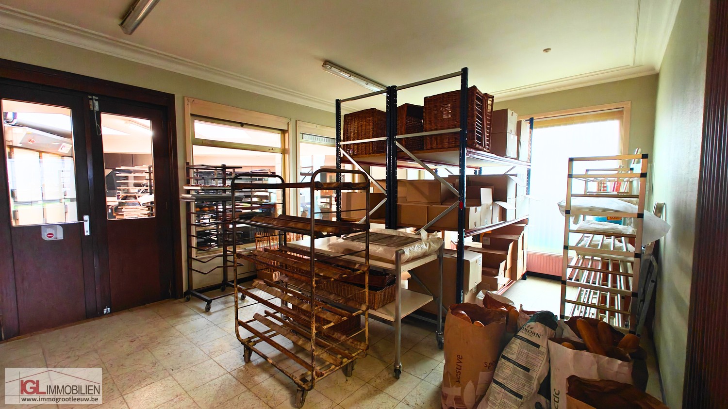 Handelspand op topliging met optimale zichtbaarheid langsheen Bergensesteenweg met veel parking en twee woongelegenheden! - foto 5