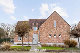 Voor meer info en foto’s, surf naar www.swevers.be – In een rustige, residentiële<br />buurt van Koersel vind je deze instapklare landelijke woning met een bewoonbare<br />oppervlakte van 296 m², verdeeld over drie volwaardige verdiepingen. De woning telt<br />vier ruime slaapkamers, twee badkamers, een bureauruimte en een grote leefruimte<br />met gashaard en zicht op de zuidgerichte tuin. De keuken van 24 m² is perfect<br />geïntegreerd en geeft eveneens uit op de tuin. Inpandige garage, handige berging en<br />ingebouwde vestiaires maken het plaatje compleet. Op de eerste verdieping is er o.a.<br />een master bedroom met dressing, drie kinderkamers met airco, een badkamer én<br />extra doucheruimte. De zolder (49 m²) biedt extra opslagruimte, net als de droge<br />kelder van 184 m². Gebouwd in 2007 en tuinaanleg, tuinberging, gashaard en<br />maatwerkkasten tussen 2010- 2019. Voorzien van 24 zonnepanelen, airco’s,<br />maatkasten en een volledig aangelegde, omheinde tuin op een perceel van 7a80.<br />Gelegen op wandelafstand van winkels, scholen en ontspanning, met vlotte<br />bereikbaarheid. Voor meer informatie, bel 011 255 155. Bron bewoonbare<br />oppervlakte: EPC – verslag.