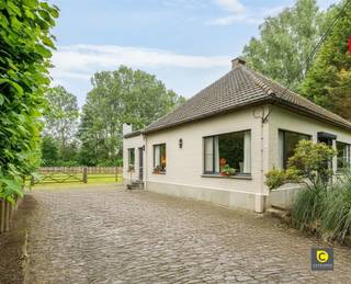  Uniek pand met prachtig zicht gelegen in een doodlopende straat (laatste woning), hierdoor geniet u van 100% privacy. Dit zeer goed onderhouden open...