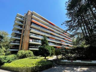 <p>Gelegen op de derde verdieping aan de Nieuwelaan in Strombeek-Bever, biedt dit appartement een uitnodigende en comfortabele leefruimte van 87 vierkante meter. Bij binnenkomst wordt u verwelkomd in een lichte woonkamer die een gevoel van openheid en gezelligheid met zich meebrengt. De doordachte indeling van het appartement omvat twee slaapkamers, een functionele keuken die zich uitstekend leent voor het bereiden van heerlijke maaltijden, en een badkamer die ultiem comfort biedt. Ook is er een apart toilet aanwezig, wat bijdraagt aan het gebruiksgemak in het dagelijks leven.</p>
<p>Deze woonst komt met extra voordelen zoals een handige kelderruimte en een garage, ideaal voor het veilig stallen van uw voertuig. De energie-efficiëntie van het appartement is tevens te waarderen met een EPC-score van 177. Met zijn centrale ligging geniet u van de nabijheid van lokale voorzieningen en openbaar vervoer, wat de verbinding met de omgeving versterkt. Dit appartement is een perfecte keuze voor wie op zoek is naar een gezellige en praktische thuisbasis in een levendige buurt of indien u een goede investering zoekt (momenteel verhuurd). Laat deze kans niet liggen en ontdek de mogelijkheden die dit appartement voor u biedt.</p>