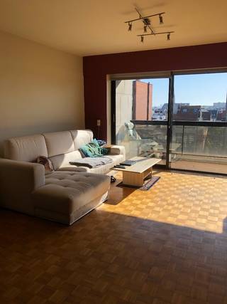 Ruim, lichtrijk appartement van 105 m2 op de 6e verdieping in Residentie met lift. <br />Te koop rechtstreeks van eigenaar = geen ingecalculeerde immokosten ! <br />Inkomhal met gepantserde deur en intercom met camera, alle ramen dubbele beglazing met elektrische rolluiken ,grote living met veel lichtinval door schuiframen naar terras ,volledig ingerichte keuken (schuifraam naar klein terras) gerenoveerd 2022 met afwasmachine, ingebouwde oven en microgolf,inductiekookplaat en afzuigkap,kurken vloer,aparte voorraadruimte met plaats voor was-en droogmachine, toilet met lavabo, badkamer (toilet,bad, douche,lavabo), 2 ruime slaapkamers,gang met ingemaakte kast ,2 ruime kelders .<br />Ondergrondse parkeerplaats mogelijk( te huur) <br />Asbestattest comform <br />EPC score c<br />Elektrische keuring conform Gemeenschappelijke kosten ca €200/maand incl. waterverbruik,chauffage,onderhoud lift, poetsvrouw gemeenschappelijke delen, syndicus,blokpolis. <br />Zeer centraal gelegen, vlakbij tramhalte( 5 meter) , vlakbij Rooseveltplaats( busverbindingen) en centraal station( wandelafstand 15 min) en winkelstraat Meir ( 10 minuten wandelafstand).<br />,kleinhandel zoals bakker,supermarkt, slager,apotheek, krantenwinkel,kapper,restaurants,coffeeshop,wekelijkse markt en alles wat je verder nodig hebt is op loopafstand.<br />Ook zeer geschikt als investering ! ( gemeubileerd voor vb expats : huurprijs min 1.600 per maand ) <br /><br />Instapklaar appartement van 105 m2 ! <br />Toplocatie! <br />Koop rechtstreeks van eigenaar<br />2 ruime slaapkamers <br />2 terrassen<br />2 kelders<br />Ingerichte keuken<br />Autostaanplaats( te huur)<br />Elektrisch keuring en asbestattest comform<br />EPC C
