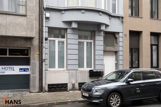 Dit gezellig appartement is centraal gelegen in de Diamantwijk, vlak bij winkels, openbaar vervoer en andere voorzieningen.<br /><br />Het appartement beschikt over een inkomhal met berging, een apart toilet, een lichtrijke leefruimte met open keuken, uitgerust met een koelkast, kookvuur, oven, dampkap en vaatwasser. Verder is er een slaapkamer en een badkamer met douche en lavabo.<br />Achteraan bevindt zich een aangename koer waar u rustig buiten kunt zitten. Dankzij de praktische indeling en de uitstekende ligging is dit een comfortabele woonst in het hart van de stad.<br /><br />Appartement is geschikt voor maximum 4 personen.<br />Geen gemeenschappelijke kosten. Nutsvoorzieningen zijn privatief.<br />Beschikbaar op 01/08/2026.<br /><br />Huurwaarborg bedraagt 3 maanden huur.<br />Plaatsbeschrijving door extern bedrijf met gedeelde kosten.<br /><br />Een bezoek ter plaatse kunt u enkel online reserveren op www.hansvastgoed.com.<br />Voor meer informatie, bezoek onze website www.hansvastgoed.com of neem contact op met info@hansvastgoed.com of +32 3 366 05 30.
