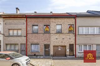 <p>Deze bijzonder waardevolle eigendom is gelegen nabij het park en bestaat uit de huisnrs 14 en 16.<br />De woning op nr 14 omvat de inkomhall, living, open volledige keuken, garage en terras. Op de verdieping bevinden zich 3 slaapkamers en de badkamer.<br />Op het nr. 16 is een volledig ingerichte studio (keuken, living, douchecel) gecreëerd die perfect verhuurbaar is. <br />De woning heeft dubbele beglazing en is en heeft CV op aardgas. Een ruime zolder biedt mogelijkheden. <br />Interessant zijn ook de 2 staanplaatsen vooraan. <br />Graag een bezoek: contacteer Marc 0475 595959 of kantoor 053/70.23.67</p>