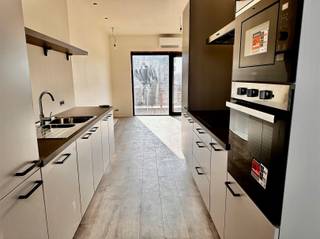 <p><span>Ruim en volledig nieuw duplexappartement in centrum Oudenaarde.</span></p><p><span> </span></p><p><span>INDELING</span></p><p><span>Op de benedenverdieping van het appartement is er plaats om fietsen te stallen.</span></p><p><span>Op de eerste verdieping heb je een ruime living met open keuken die voorzien is van alle comfort, een toilet en een berging.</span></p><p><span>Verder op de tweede verdieping heb je 2 slaapkamers, een berging en een badkamer met toilet en douche</span></p><p><span>Het appartement heeft een ruime terras waar het rustig vertoeven is.</span></p><p><span> </span></p><p><span>TECHNISCH</span></p><p><span>Het appartement heeft een gunstig epc B label.</span></p><p><span>Het appartement is volledig geschilderd.</span></p><p><span> </span></p><p><span>LIGGING</span></p><p><span>Het appartement is gelegen in het centrum van Oudenaarde, winkels zijn op wandelafstand.</span></p><p><span> </span></p><p><span>Vraag uw bezoek vandaag nog aan via het contactformulier op onze site immodhondt.be</span></p>