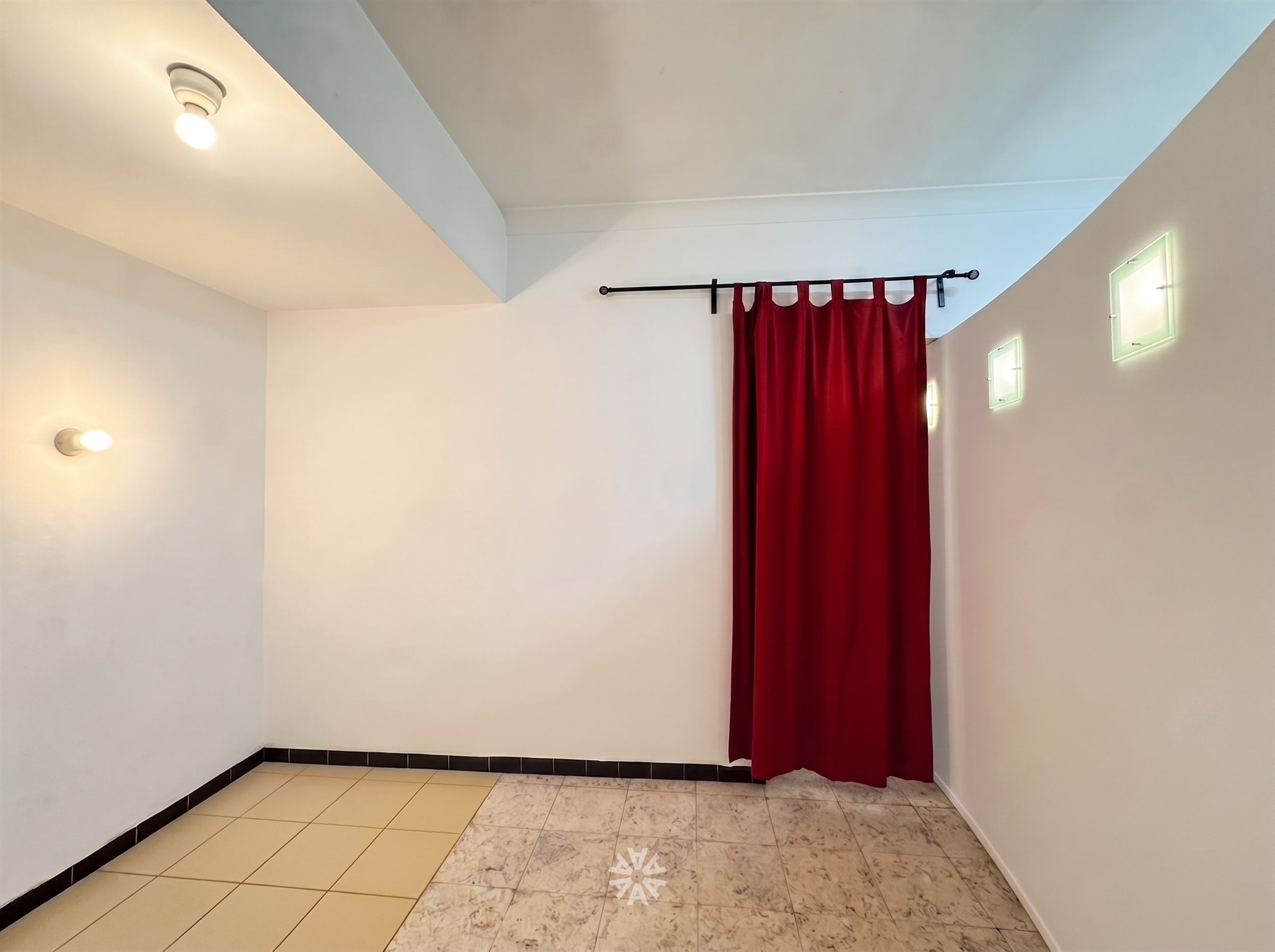 A unique opportunity in a prime location in Gen - photo 5