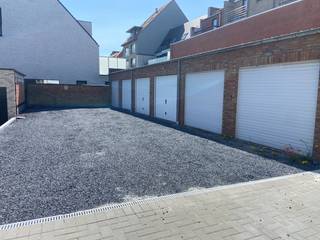 <strong>Box de garage</strong> fermée située dans la rue Ijzerlaan à Middelkerke, facilement accessible et dotée d'une <strong>porte</strong> <strong>automatique</strong> avec <strong>télécommande</strong>.<br />Une excellente opportunité dans un emplacement de choix, idéal pour ceux qui recherchent un espace de stationnement supplémentaire.<br /><br />Caractéristiques :
<ul>
	<li>Situeé au rez-de-chaussée</li>
	<li>Dimensions : hauteur 2,10m - largeur 2,40m - profondeur 5,80m</li>
	<li>Disponible à partir du 22/10/2026</li>
	<li>Visite uniquement sur rendez-vous </li>
</ul>
<br />Intéressé ? Contactez-nous dès aujourd'hui et planifiez votre visite !