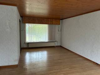 <p>Ruime te renoveren halfopen woning in Knokke-Heist<br /><br />Deze ruime te renoveren halfopen woning bevindt zich in een rustige residentiële buurt waar de afgelopen jaren heel wat panden een grondige upgrade kregen. De woning beschikt over 3 slaapkamers, een inpandige garage en een mooie oppervlakte als tuin.</p>
<p>Deze woning wordt u aangeboden in samenwerking met het biedplatform van COVAST. <br />Indien u belangstelling heeft om een bod uit te brengen kan dit enkel via ALBERT Vastgoed.<br />Wanneer uw bod weerhouden wordt door de verkoper zal u als koper eveneens instaan voor de betaling van het honorarium aan COVAST. Het honorarium bedraagt 4,50% inc. BTW bovenop de geboden prijs. Alle wettelijke opzoekingen kunt u bekomen na contactname met Albert Vastgoed.<br /><br />Bent u op zoek naar een te renoveren woonst te Knokke-Heist, neem dan voor meer inlichtingen of een bezoek op afspraak contact op met Dominique Baes, ALBERT, op 0498/12.82.20 of via dominique.baes@albert.immo</p>