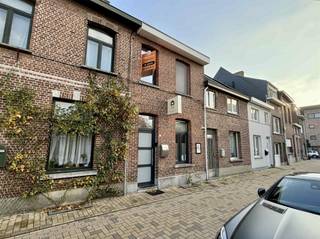 Ontdek deze prachtig gerenoveerde, ruime gezinswoning in een zeer rustige straat van Boom, uiterst strategisch gelegen nabij de A12 en...