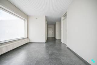 Centraal gelegen dubbelwoonst, bestaande uit twee aparte woningen met elk hun eigen huisnummer. Ideaal voor gezinnen die naast elkaar willen wonen...