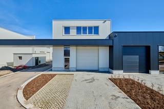 <p>KMO-unit te koop Genk - BEDRIJVENPARK KOMPELLAAN</p>
<p></p>
<p>Bedrijvenpark Kompellaan: 21 moderne KMO-units langsheen de Kompellaan in Genk. Dit complex biedt kleine en middelgrote ondernemingen de perfecte plek om te starten, groeien en te innoveren. De unit 5 heeft een totaaloppervlakte van 265m² en beschikt over parkeerplaatsen. De unit wordt casco opgeleverd. Oplevering voorzien uiterlijk 31/12/2025.</p>
<p></p>
<p><strong>KMO-Unit 5</strong></p>
<p>- oppervlakte: 205m² gelijkvloers &amp; 60m² mezzanine</p>
<p>- staalstructuur met geïsoleerde wanden en dak</p>
<p>- sectionaalpoort 4mbr x 4,2mh</p>
<p>- privatieve parkeerplaatsen</p>
<p></p>
<p>Voor meer info 011/39 90 50 of info@jansenrealestate.be</p>