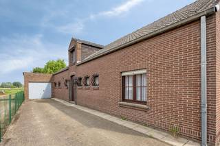 <strong>Open bebouwing met ruime tuin en uitzicht op groen</strong><br /><br />In de Molenstraat te Overmere bevindt zich deze solide open bebouwing op een mooi perceel van maar liefst 1.174 m². De woning werd gebouwd in 1970 en biedt dankzij haar ruime volumes en praktische indeling heel wat mogelijkheden voor wie op zoek is naar een renovatieproject met potentieel.<br /><br />Het volledige woongedeelte bevindt zich op het gelijkvloers en omvat een ruime leefruimte, keuken, badkamer en drie volwaardige slaapkamers. Op de verdieping bevinden zich nog twee ruime polyvalente kamers, die perfect kunnen worden ingericht als extra slaapkamers, hobbyruimte, bureau of speelkamer.<br /><br />Buiten geniet u van een ruime oprit, een dubbele garage en een praktische buitenberging. De uitgestrekte, zuidoostgerichte tuin vormt zonder twijfel één van de grootste troeven van deze eigendom. Achteraan geniet u van een prachtig uitzicht op de omliggende natuur, wat zorgt voor een gevoel van rust en ruimte.<br /><br />Troeven
<ul>
<li>Open bebouwing op perceel van 1.174 m²</li>
<li>Drie slaapkamers op het gelijkvloers</li>
<li>Twee polyvalente ruimtes op de verdieping</li>
<li>Dubbele garage van 50 m²</li>
<li>Ruime buitenberging</li>
<li>Zuidoostgerichte tuin met uitzicht op natuurgebied</li>
<li>Rustige ligging met vlotte verbinding naar het centrum van Overmere en belangrijke invalswegen</li>
</ul>
<br />Bent u op zoek naar een woning die u volledig naar eigen smaak kunt renoveren, op een ruim perceel en in een groene omgeving? Dan is deze eigendom zeker een bezoek waard.<br />Voor meer informatie of een bezoek kunt u contact opnemen met Berno Vastgoed via peggy@berno.be of 0478/37.00.82