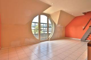 <p><span>RUSTIG GELEGEN DUPLEXAPPARTEMENT </span></p><p><span> </span></p><p><span>In een doodlopende straat pakt dit 1 slaapkamer appartement uit met veel ruimte en licht.</span></p><p><span>De trap brengt ons naar het tweede verdiep waar dit mooi leuke appartement ons opwacht.<br /><br /></span></p><p><span>Gezellige leefruimte met goed voorziene geïntegreerde keukenhoek.</span></p><p><span>Er is een degelijke badkamer en veel extra kastruimte.<br /><br />Op het duplex verdiep is 1 grote slaakamer.</span></p><p><span> </span></p><p><span>Veer parking in de straat, vlot naar winkels en centrum.</span></p><p><span> </span></p><p><span>RUSTIGE LIGGING<br />VEEL LICHT<br />DEGELIJK INGERICHT<br />GOED EPC</span></p>