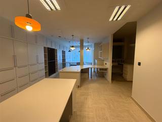 Instapklare kantoorruimte of praktijkruimte. Reeds voorzien van burelen en verlichtingsarmaturen vlakbij de Markt en de Hepperpoort.Tevens een aparte...