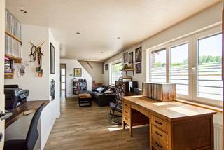 Deze halfopen woning verwelkomt je via een verzorgde inkomhal met apart gastentoilet. de inkomhal biedt directe toegang tot de badkamer, uitgerust met een enkele lavabo, een moderne inloopdouche en praktische kastruimte.<br /><br />Vanuit de hal kom je in de gezellige leefruimte, waar licht en ruimte centraal staan. Aansluitend bevindt zich een grote ruimte die als keuken kan ingericht worden. De keuken beschikt bovendien over een handige voorraadberging.<br /><br />Achteraan vind je een garage/bergruimte, wat zorgt voor extra comfort en opbergruimte.<br /><br />De trap in de leefruimte leidt naar de eerste verdieping, waar zich twee slaapkamers bevinden (11m³/13m²). Eén van de kamers is extra bijzonder dankzij de aanwezigheid van een mezzanine, perfect als bijkomende opbergruimte.<br /><br />Daarnaast beschikt de woning over een kelder, wat nog extra stockage mogelijk maakt.<br /><br />Buiten geniet je van een aangename, zuidwest georiënteerde tuin waar je volop kan profiteren van de zon. Het overdekte terras biedt een fijne plek om het hele jaar door te ontspannen.<br /><br />Troeven:<br />+ Leuke locatie in Broechem<br />+ Praktische indeling<br />+ Veel opbergruimte<br />+ Zuid georiënteerde tuin<br />+ Mooi gerenoveerd<br /><br />Interesse in dit tof appartement? Contacteer ons via 03 337 50 70 of info@vbvastgoed.be voor een afspraak ter plaatse of meer info.