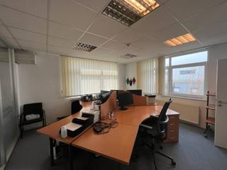 Het kantoorgebouw is gelegen naast de N93. Er zijn 10 parkeerplaatsen beschikbaar. Het gebouw bestaat uit 3 verdiepingen, met open en gesloten kantoren, sanitair en gemeenschappelijke kitchenette en een grote conferentieruimte op het 2e verdiep.