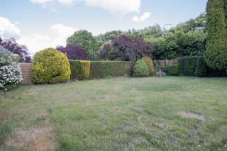 Gerenoveerde gelijkvloerswoning met 2 tot 3 slaapkamers op 760 m². Inkomhal met apart toilet.Woonkamer van 45 m² op keramische tegel.Geïnstalleerde...
