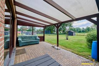 <p><span>Deze gelijkvloerse woning staat helemaal in 't groen.</span></p><p><span>Langs een verkeersarme buurtweg geniet je hier van de rust en het uitzicht over de velden.</span></p><p><span> </span></p><p><span>Het leven in dit huis speelt zich volledig gelijkvloers af.</span></p><p><span>Er zijn 3 slaapkamers, een ruime woonkamer, keuken met zicht op de tuin, een wasplaats en 2 toiletten.</span></p><p><span> </span></p><p><span>Via de garage is er een vaste trap voorzien naar de zolderverdieping.<br />Hier kan je met gemak nog 3 kamers bijmaken.</span></p><p><span> </span></p><p><span>Qua EPC krijgen we een vertekend beeld vanwege de huidige accumulatiekachels. Door de verwarming met lucht-lucht warmtepompen te voorzien kom je volgens simulatie op score 187.</span></p><p><span> </span></p><p><span> </span></p><p><span>Technisch gezien is deze woning mee met zijn tijd!</span></p><p><span> </span></p><p><span>* elektrische installatie wordt conform opgeleverd</span></p><p><span>* asbest: enkel de elektriciteitsmeter is asbesthoudend</span></p><p><span>* geen bouwovertredingen</span></p><p><span> </span></p><p><span>Renovatieverplichting residentiële gebouwen van toepassing.<br />Meer info: <span>https://energiesparen.be/renovatieverplichting</span></span></p><p><span> </span></p><p><span>Bestuursmaatregelen in het maatregelenregister: nee</span><span> </span></p><p><span> </span></p>