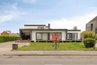 Deze gezinswoning is gelegen in de Koning-Albertstraat te Geel. Door de centrale ligging en de nabijheid van de E313 heeft de woning een zeer...