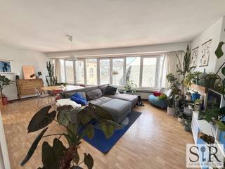 <p><span>Gezellig appartement in Mechelen in een kleinschalig gebouw zonder lift (dus lage gemene kosten). Rustig gelegen en toch midden in het bruisende stadscentrum. Een vlotte verbinding naar de stadsring en op nog geen 3 minuutjes te voet van de Grote Markt. Dit gezellige appartement heeft alles wat je nodig hebt met bovendien nog een gezellig terrasje in het centrum van Mechelen. <br /><br /></span><span>Indeling: Ruime inkomhal met ingebouwde kasten. Grote leefruimte met veel lichtinval door de gevelbrede ramen. Deze wordt aangevuld met een directe doorgang naar de keuken en het terras. Het appartement beschikt over 2 slaapkamers waarvan 1 met een bergruimte en er is bovendien een aparte berging boven, alsook een private kelderbering gekoppeld aan het appartement. De badkamer is uitgerust met een bad en aansluitingen voor wasmachine en droogkast. Op het gelijkvloers is er een autostaanplaats die bij aan te kopen is bij het appartement.</span></p>
<p><span><br />Concreet: Een instapklaar appartement met 2 slaapkamers, een gezellig terras en veel bergruimte in hartje Mechelen. </span><span>Vlotte verbinding naar de stadring en openbaar vervoer binnen handbereik. Op nog geen minuut fietsen van de Grote Markt en op wandelafstand van de Kruidtuin.<br /></span><span>Ondergrondse staanplaats bij aan te kopen voor: €29.000,-<br /><br /></span>Contacteer ons (info@immosir.be of 015/65.50.05) om een afspraak in te plannen!</p>