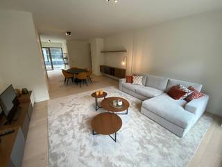 In de moderne en kwaliteitsvolle <strong>nieuwbouwsite O’Sea</strong>, vlak bij strand en duinen, bevindt zich deze prachtig afgewerkte “<strong>Townhouse” met 3 slaapkamers</strong>. Deze energiezuinige woning is ideaal voor wie op zoek is naar ruimte, comfort én een rustige ligging op wandelafstand van zee.<br />Op het gelijkvloers bevindt zich een <strong>zeer ruime woonkamer en eetplaats</strong>, badend in natuurlijk licht dankzij de grote raampartijen. De leefruimte sluit rechtstreeks aan op een <strong>zonnig privatief terras</strong>, dat uitkijkt op de <strong>groene gemeenschappelijke binnentuin</strong> – een ideale plek om te ontspannen in alle rust.<br />De <strong>open keuken</strong> is volledig uitgerust met alle nodige elektrische toestellen en vormt het hart van de woning. Op het gelijkvloers is ook een <strong>gastentoilet</strong> aanwezig voor extra comfort.<br />Op de eerste verdieping bevinden zich <strong>drie volwaardige slaapkamers</strong>, perfect als hoofdslaapkamer, kinderkamer of bureau. De <strong>badkamer</strong> is uitgerust met een <strong>ligbad met geïntegreerde handdouche</strong> en een lavabo – afgewerkt in een moderne, tijdloze stijl.<br /><strong>Belangrijkste troeven:</strong>
<ul>
	<li><span>Zonnig terras dat paalt aan de <strong>gemeenschappelijke binnentuin</strong></span></li>
	<li><span>Energiezuinig gebouwd volgens de nieuwste normen</span></li>
	<li><span>Gelegen op wandelafstand van strand, zee, winkels en openbaar vervoer</span></li>
	<li><span>Mogelijkheid tot aankoop van een garage of staanplaats</span></li>
</ul>
Deze woning biedt het <strong>comfort van een huis met de voordelen van een nieuwbouwproject aan zee</strong>. Ideaal als vaste woonplaats, tweede verblijf of slimme investering.<br /><br />Wenst u snel deze halfopen bebouwing te bekijken? Neem dan contact op via telefoon op 0495/50.69.20 of via e-mail naar nicolas@jolieinvest.be<br /> 