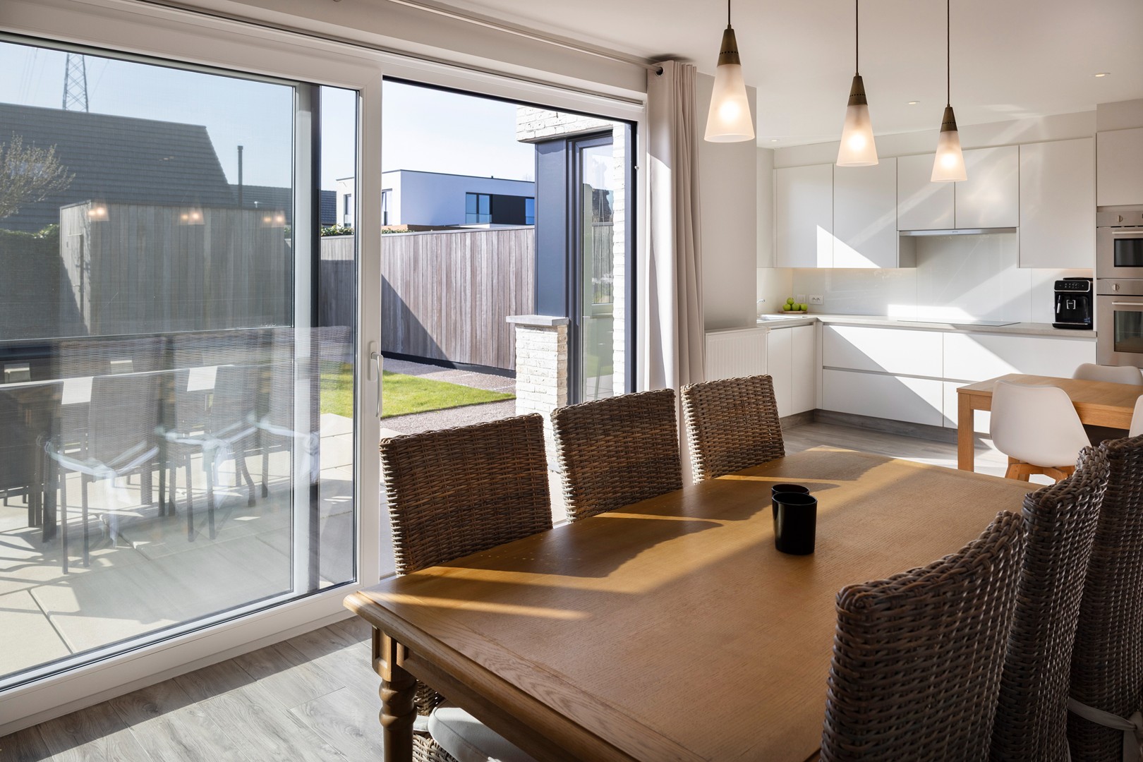 Jonge halfopenwoning met inpandige garage en aangename tuin. - foto 4